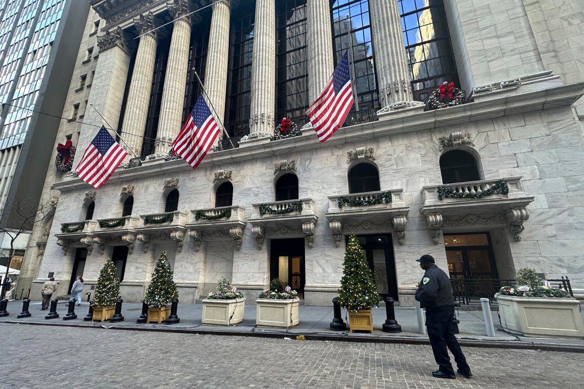 stock-market-today:-asian-markets-are-mixed-after-wall-street-edges-back-from-its-record
