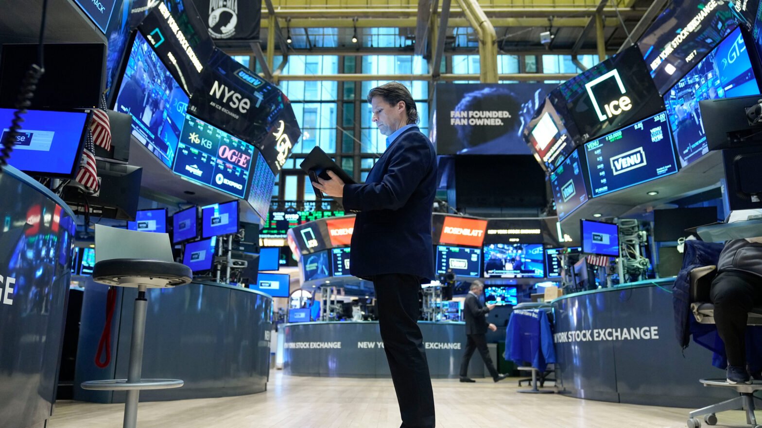 stocks-markets-fall-sharply-as-investors-worry-about-china’s-ai-advances