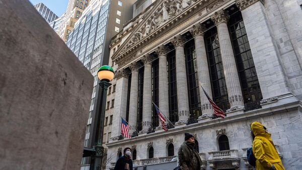 wall-street-today:-us-stocks-edge-higher-after-sharp-losses,-nvidia-gains-15%,-apple-climbs-2.5%