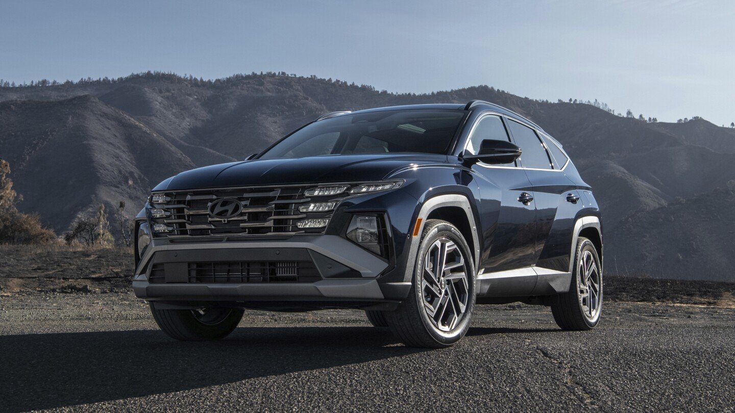 edmunds’-hybrid-suv-test:-2025-hyundai-tucson-hybrid-vs-2025-toyota-rav4-hybrid