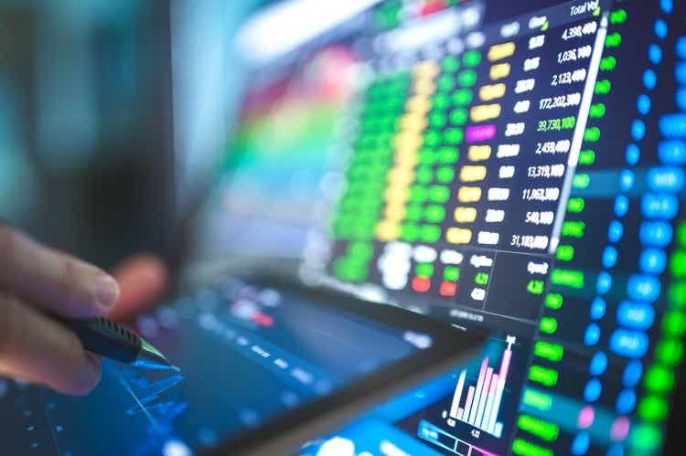 what-s&p-sector-correlations-are-telling-us-about-the-stock-market,-according-to-datatrek