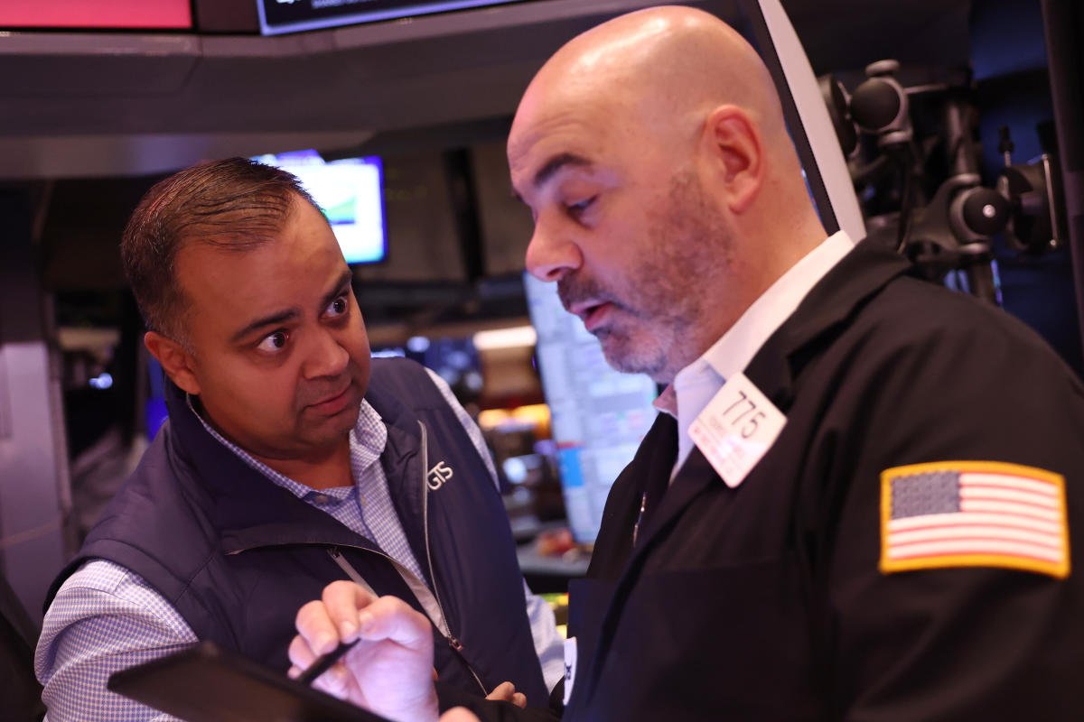 stock-market-today:-nasdaq,-s&p-500-futures-rise,-dow-slips-as-big-tech-earnings-take-center-stage