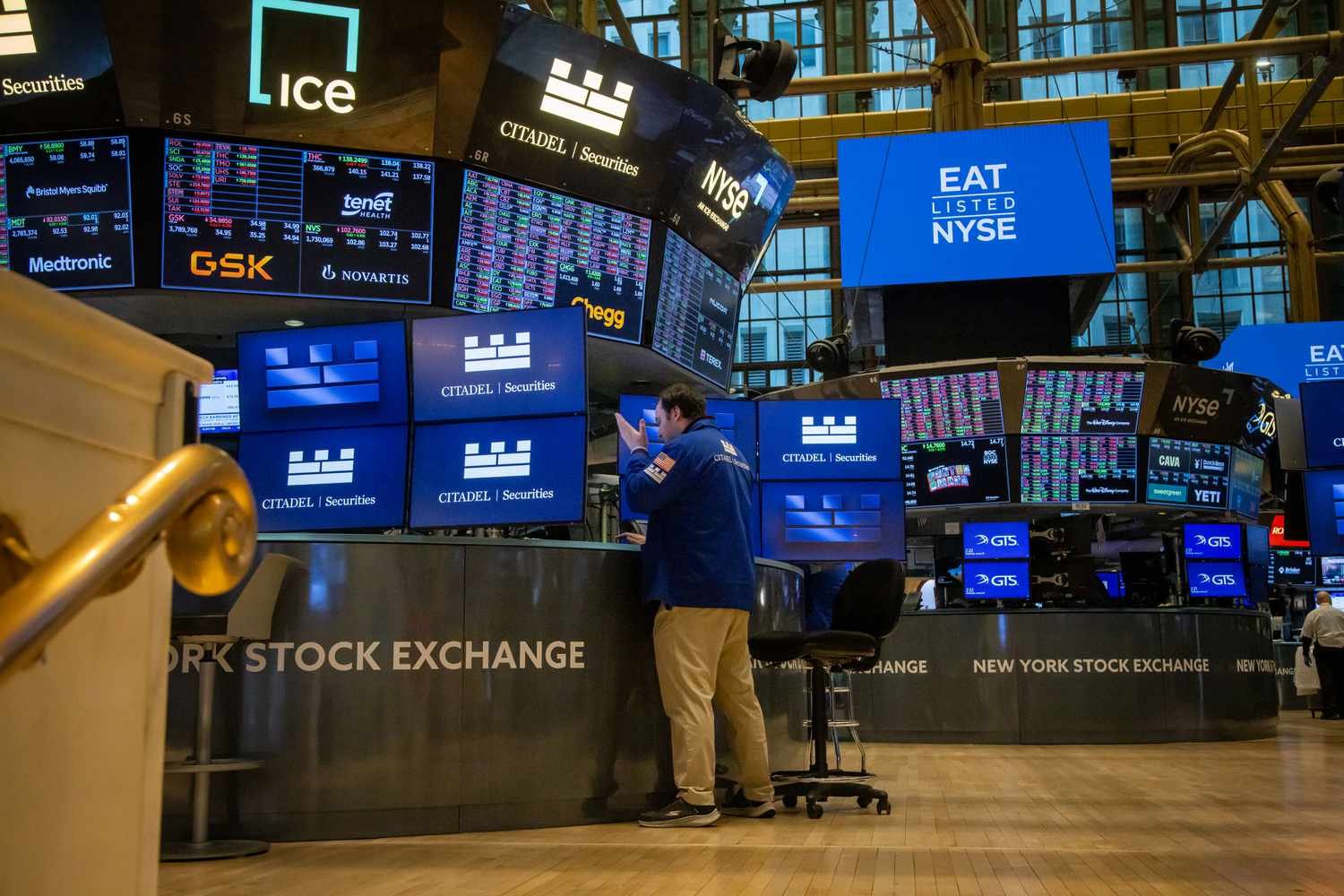 dow-jones-today:-stock-futures-mixed-as-investors-digest-flurry-of-tech-earnings,-key-economic-data