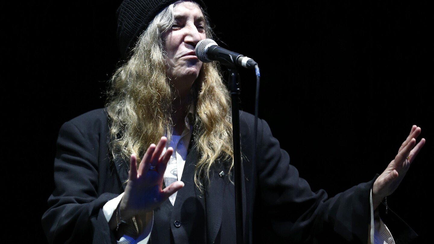 patti-smith-collapses-on-stage-in-brazil,-canceling-the-rest-of-her-show