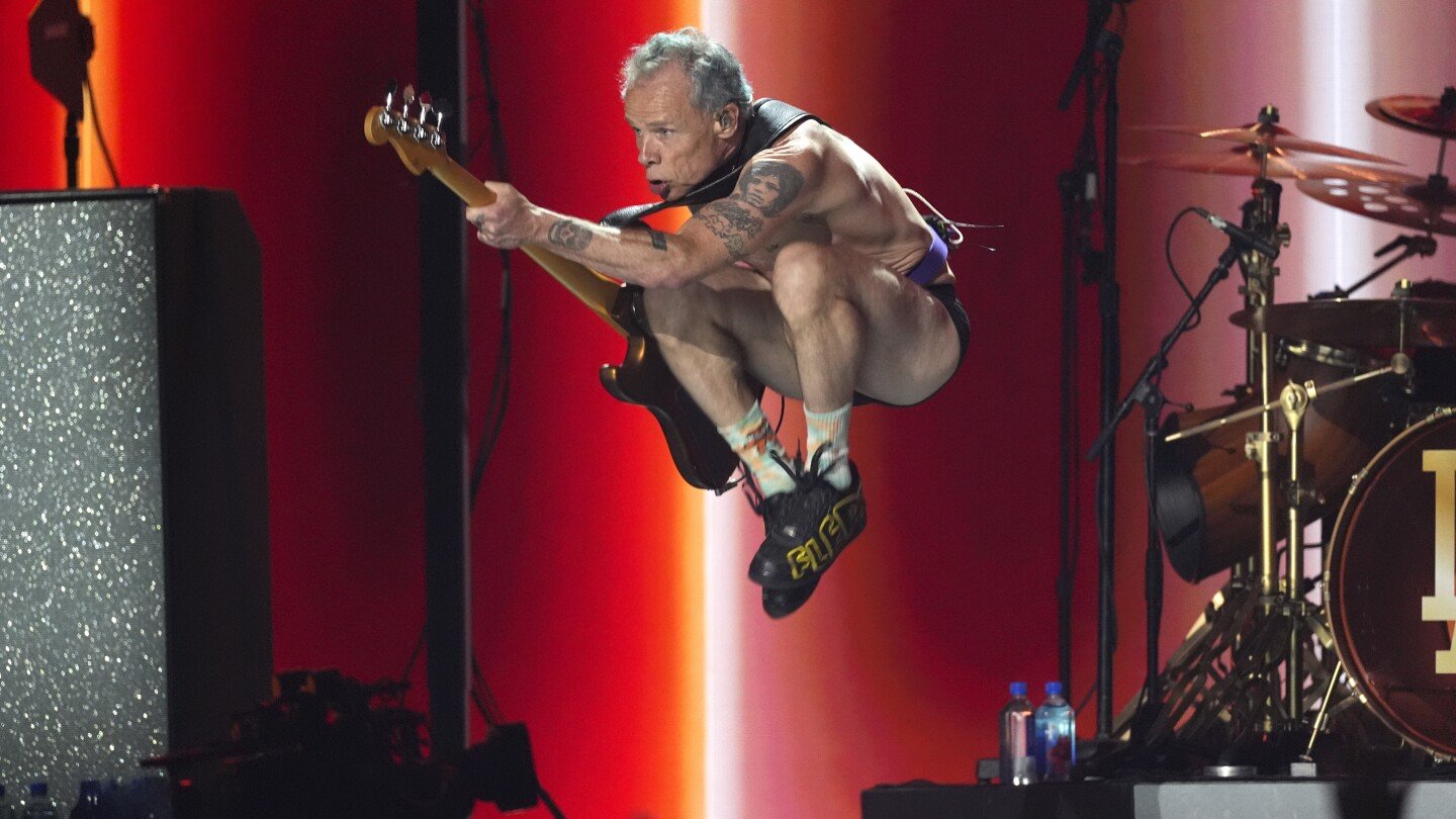 fireaid-delivered-loads-of-surprises.-here-are-some-of-the-best-moments-from-the-musical-benefit