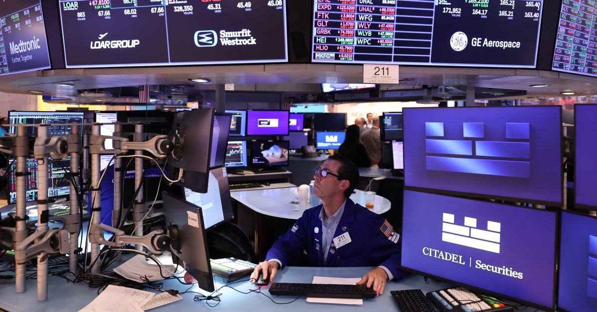stock-market-today:-stocks-higher-in-apple-boost;-trump-tariffs-in-focus