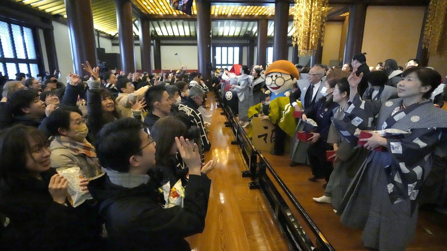 ap-photos:-japanese-mark-the-end-of-winter-with-bean-throwing-ritual-to-ward-off-evil-spirits