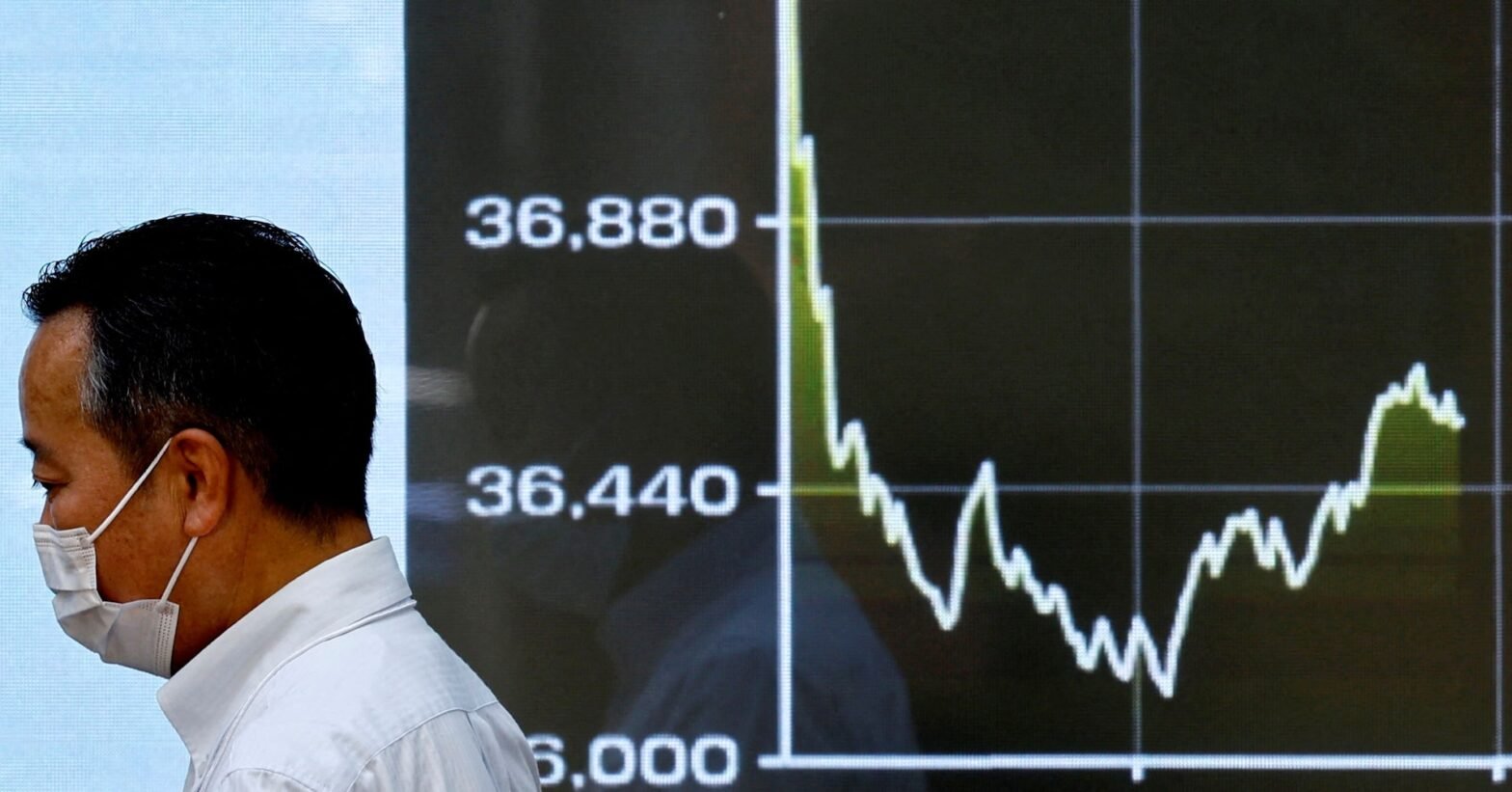 trump-tariffs-push-wall-street-down,-dollar-up