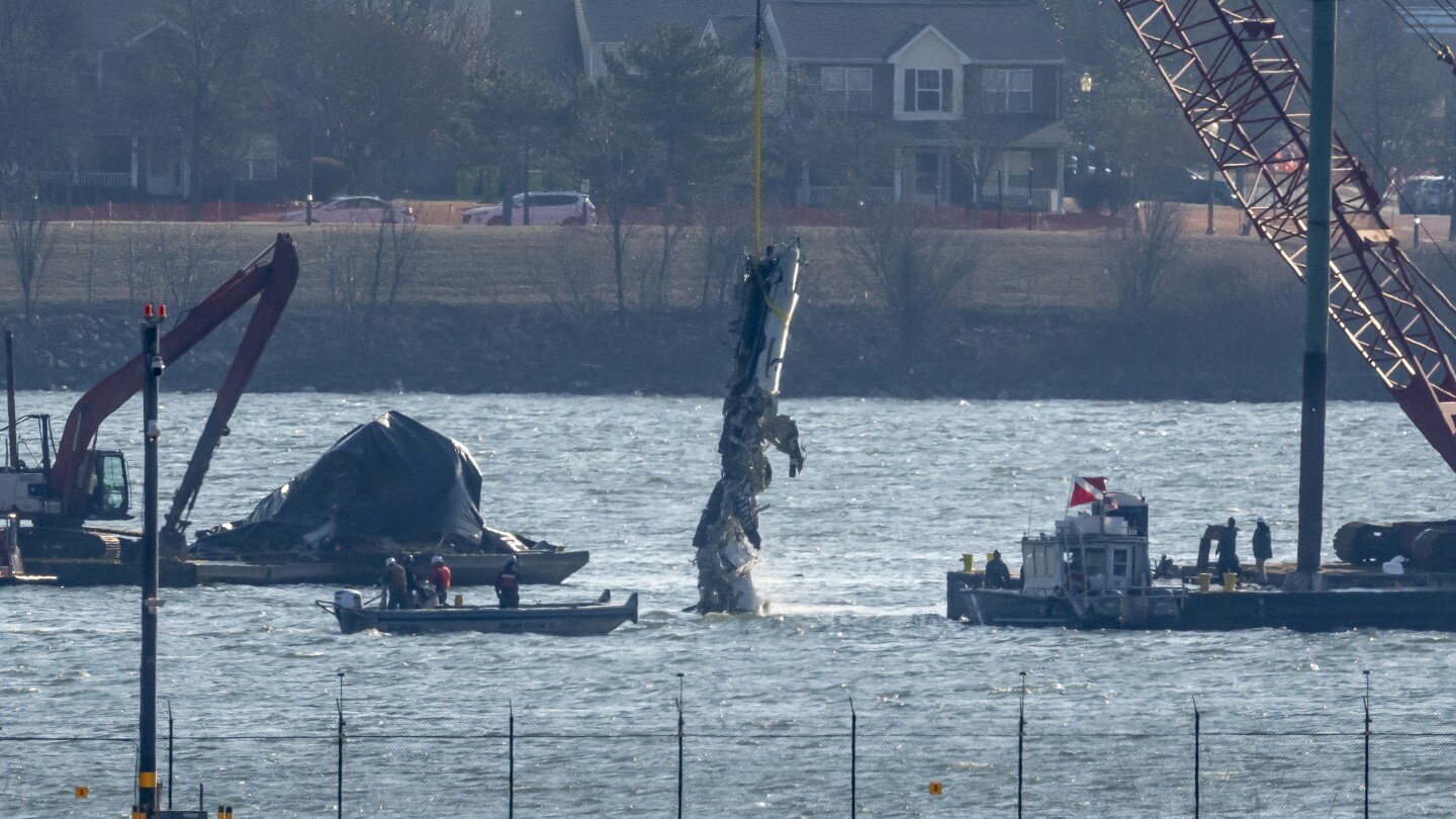 recovery-work-resumes-at-the-site-of-the-deadly-plane-and-chopper-collision-near-washington