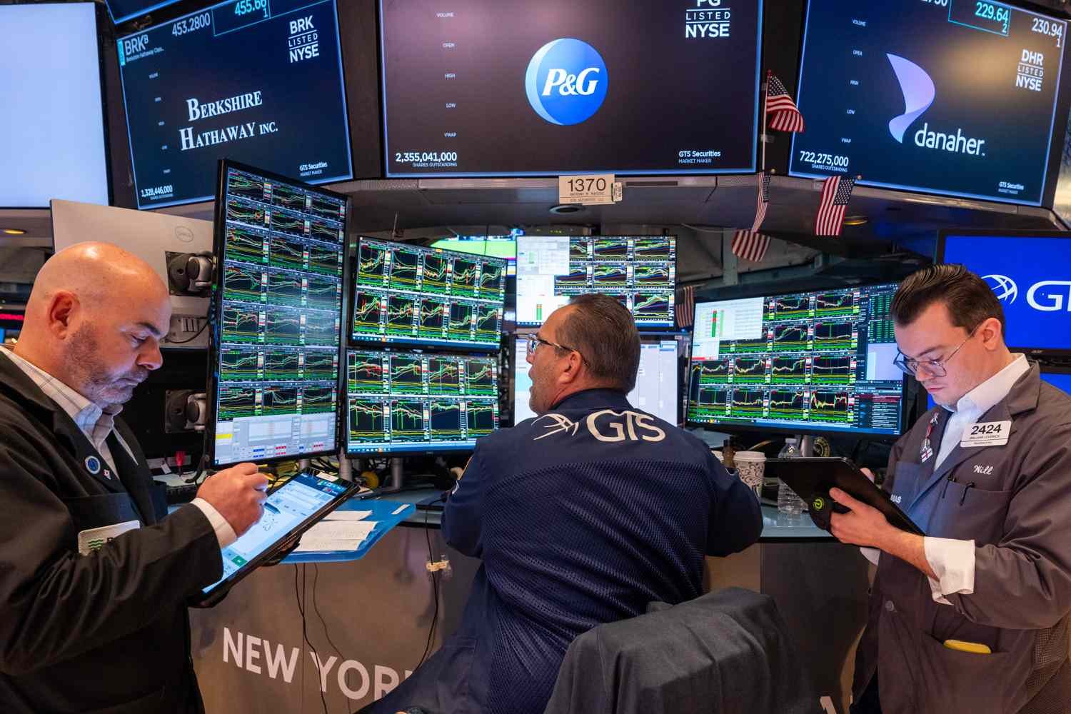 dow-jones-today:-stock-futures-little-changed-as-investors-digest-latest-developments-on-tariffs,-await-big-tech-earnings