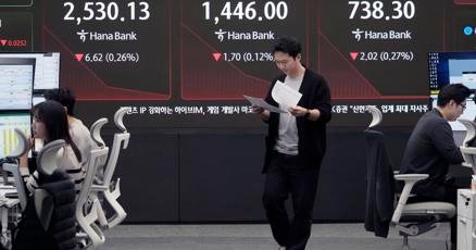 stock-market-today:-asian-shares-mixed-as-deepseek-lifts-chinese-tech-stocks