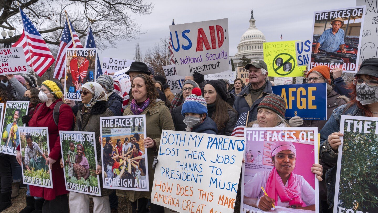 miles-de-trabajadores-de-usaid,-en-baja-temporal-por-desmantelamiento-de-la-agencia