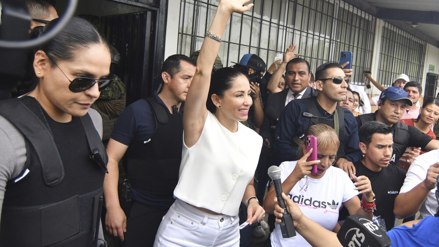 luisa-gonzalez,-la-abogada-de-izquierda-que-vuelve-a-medir-fuerzas-con-el-presidente-de-ecuador