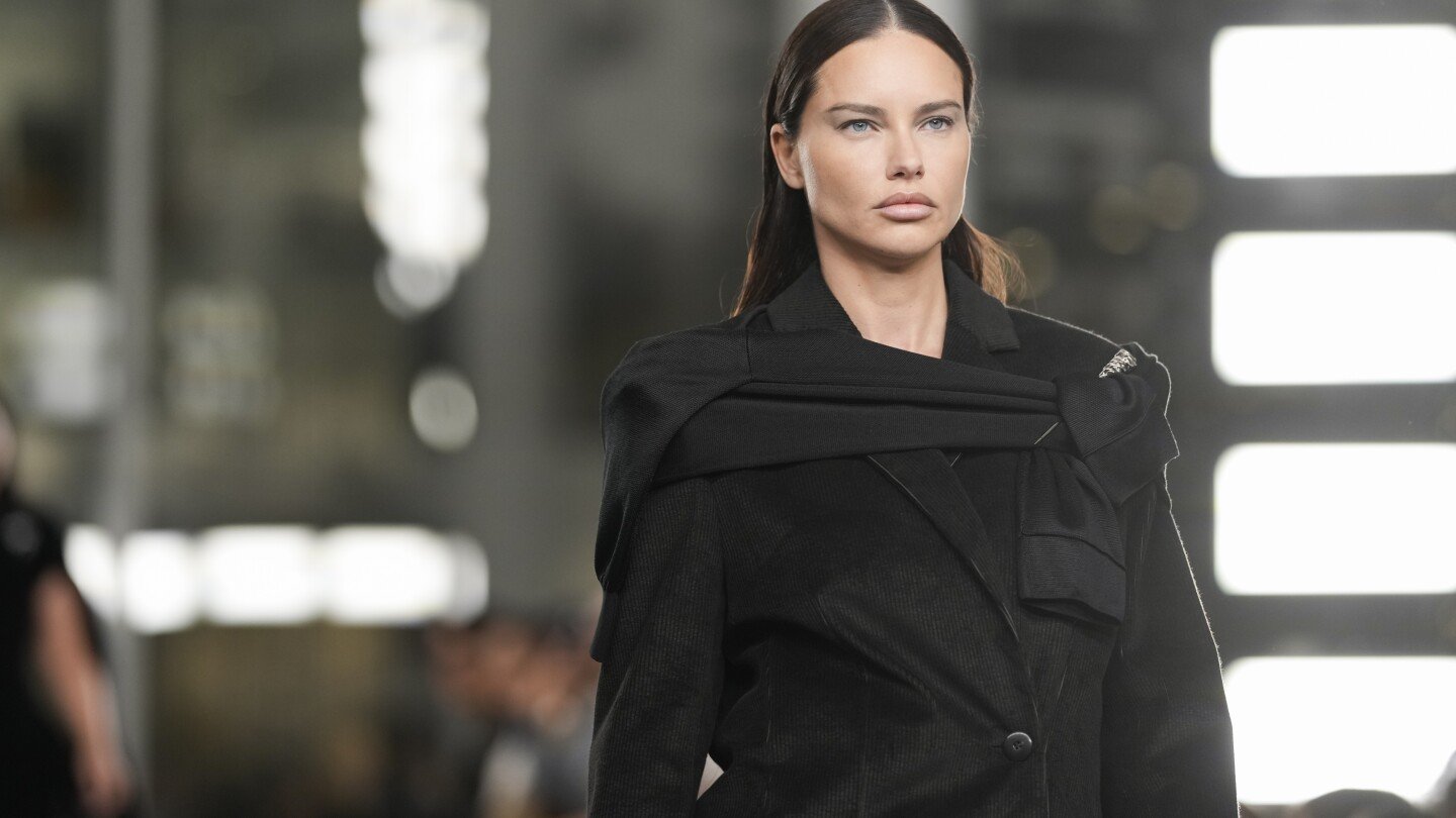 the-iconic-‘t’-stands-for-twisted-in-tory-burch’s-new-collection-at-new-york-fashion-week