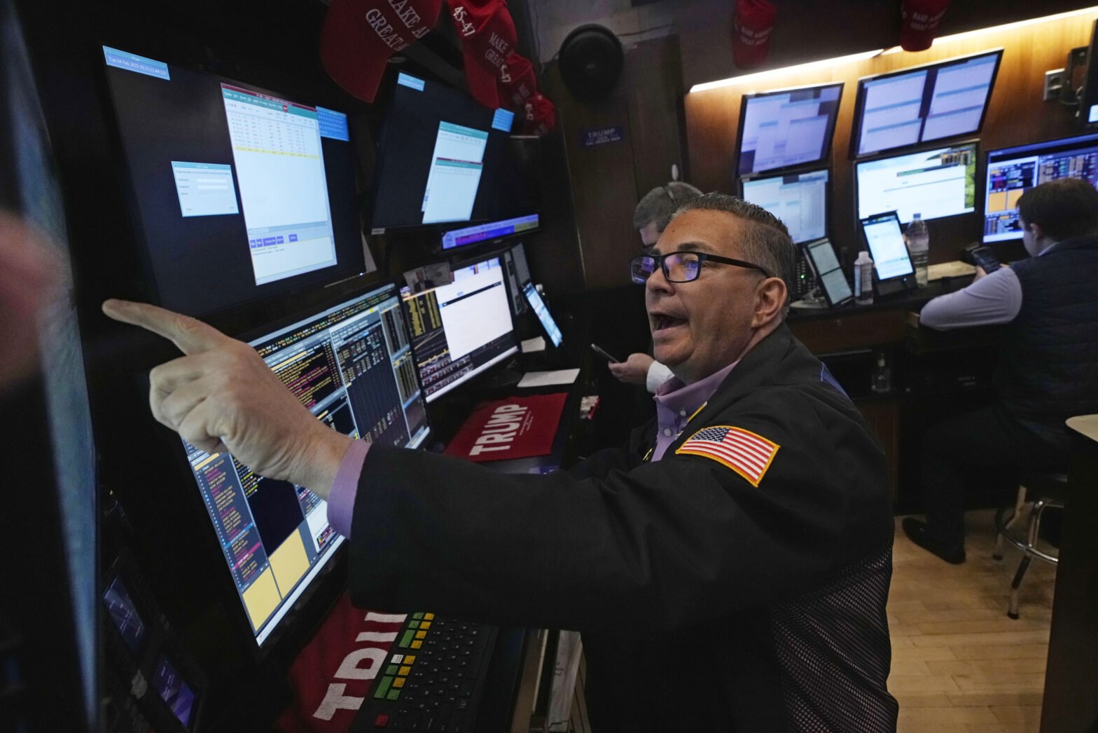 stock-market-today:-major-us-indexes-fall-as-trump-imposes-new-tariffs