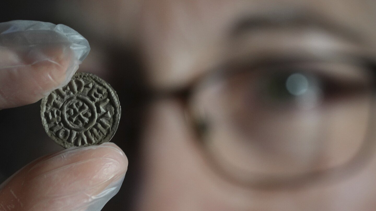 with-metal-detectors-and-patience,-amateur-treasure-hunters-unearth-pieces-of-british-history
