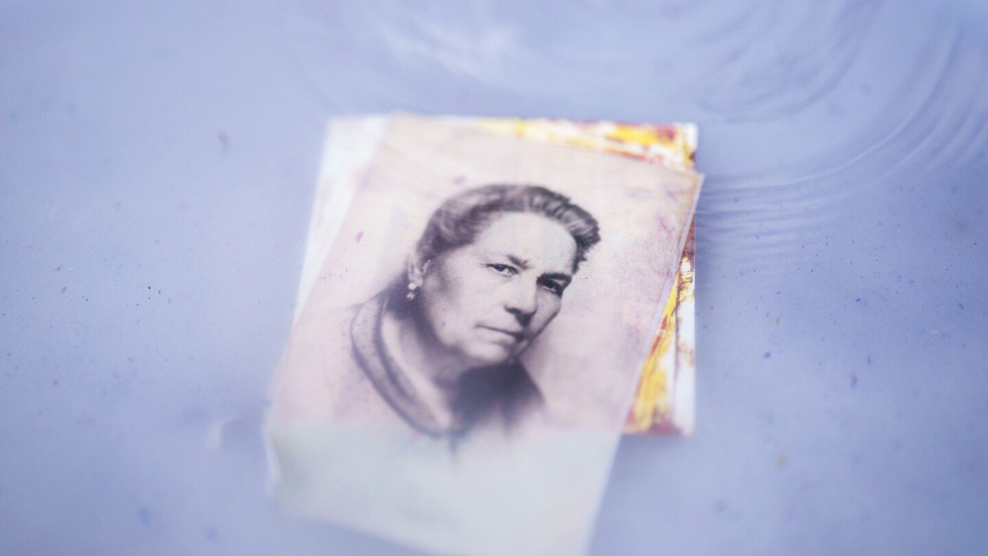 for-flood-survivors-in-spain,-a-photo-project-helps-recover-memories