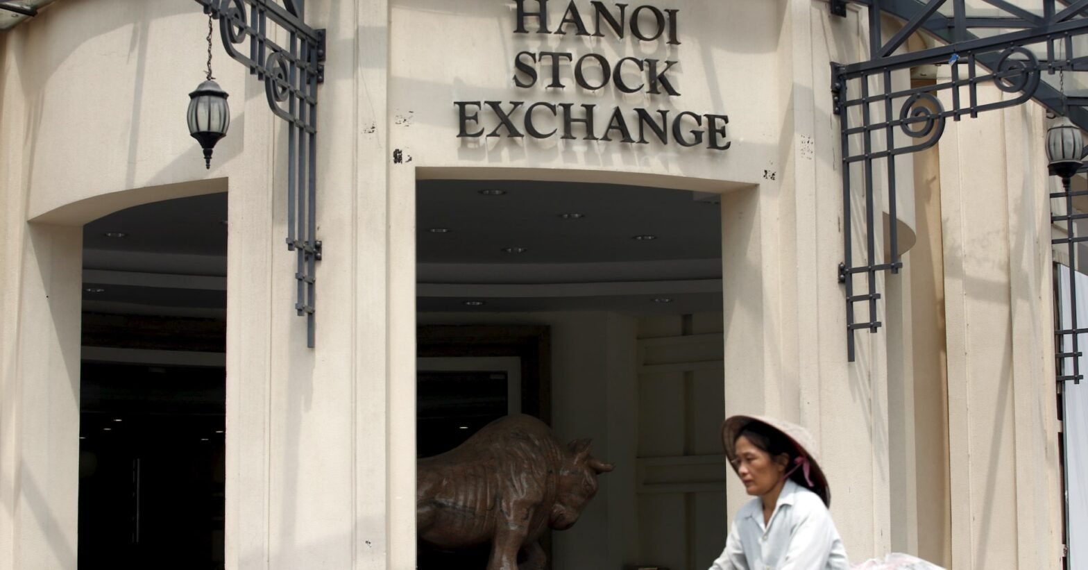 foreigners-speed-up-sales-of-vietnamese-shares-despite-prospect-of-market-upgrade