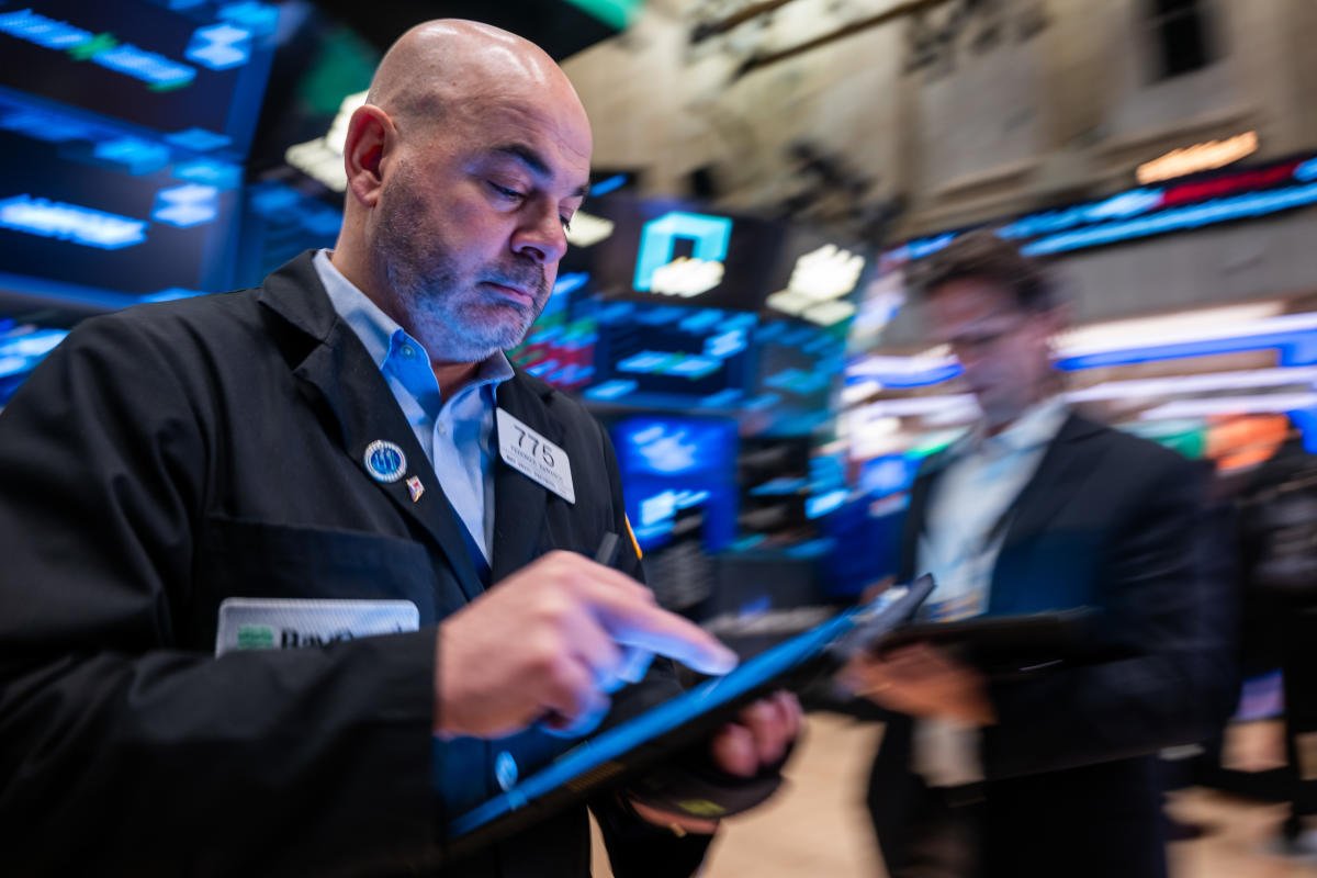 stock-market-today:-dow,-s&p-500,-nasdaq-futures-sink-as-hot-inflation-data-spooks-markets