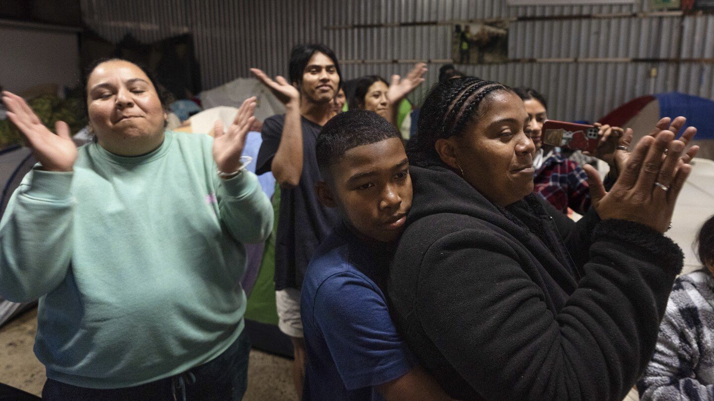 migrantes-varados-en-mexico-intentan-comenzar-una-nueva-vida-fuera-de-eeuu