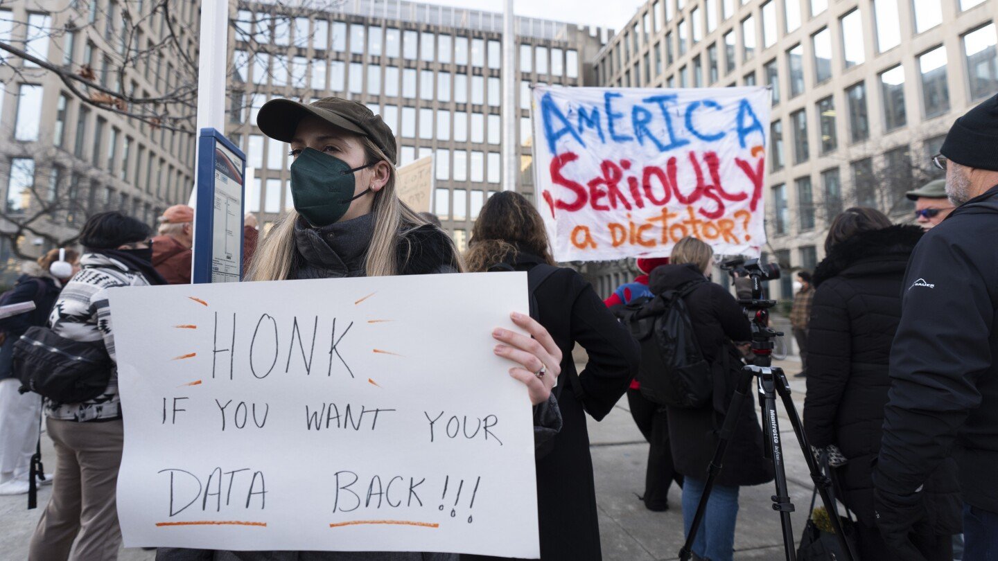 trump-administration-lays-off-probationary-government-workers,-warns-others-of-large-cuts-to-come