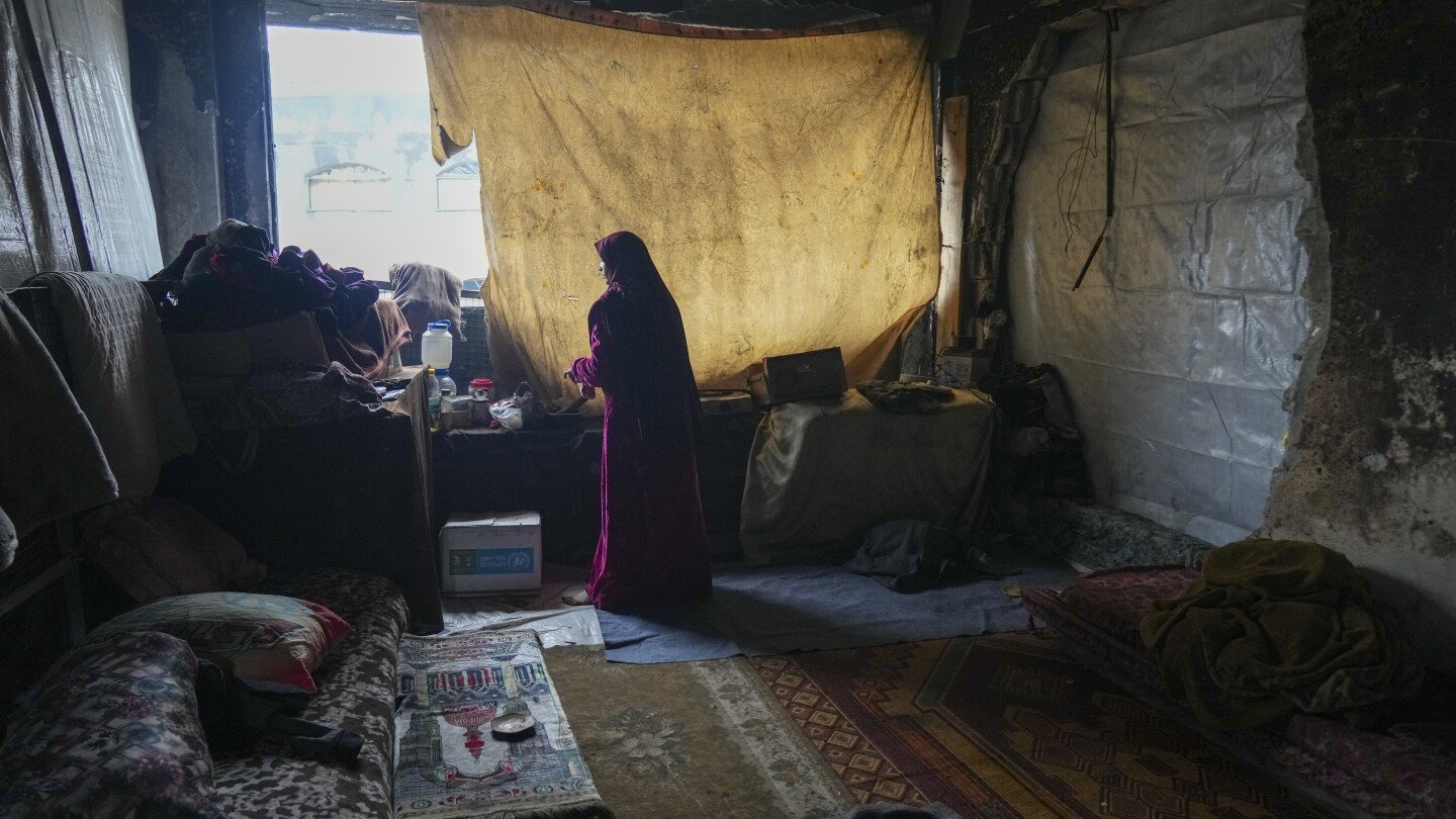ap-photos:-palestinians-return-to-homes-and-lives-turned-inside-out-by-gaza’s-destruction