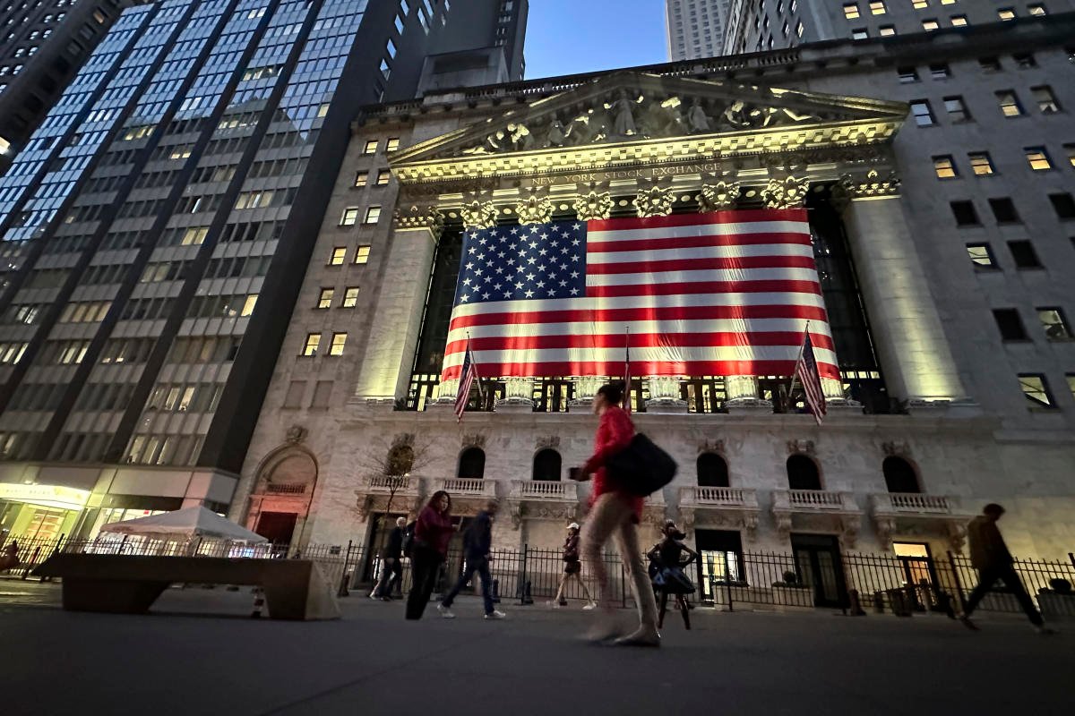 stock-market-today:-dow,-s&p-500,-nasdaq-futures-slip-as-investors-weigh-a-week-of-trump-tariffs