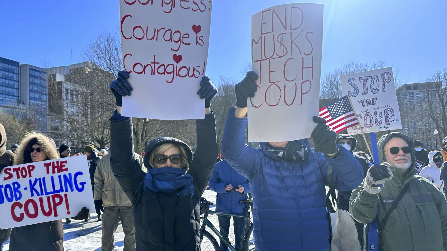 cientos-marchan-en-boston-para-apoyar-la-democracia-y-protestar-contra-las-politicas-de-trump-y-musk