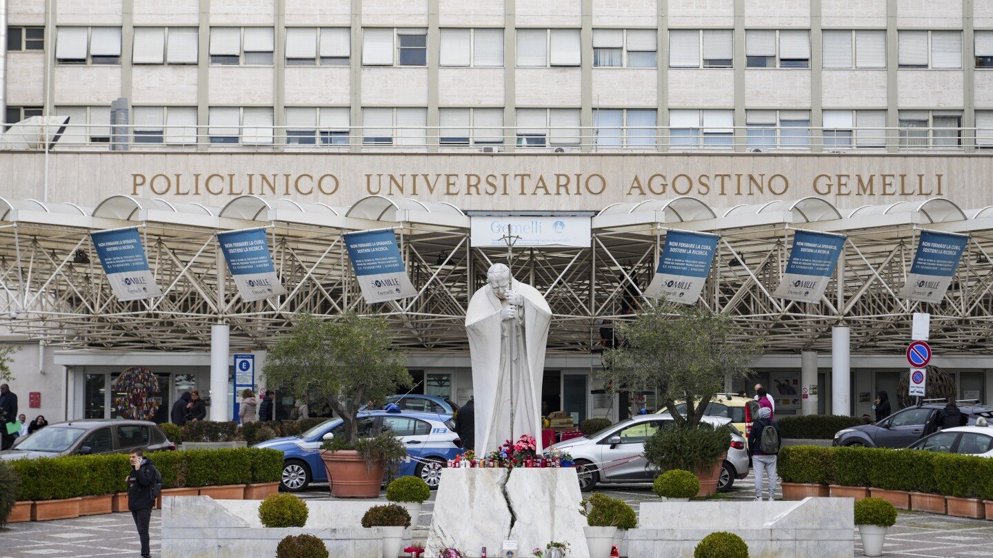 la-hospitalizacion-del-papa-por-infeccion-respiratoria-pone-en-duda-su-agenda-publica