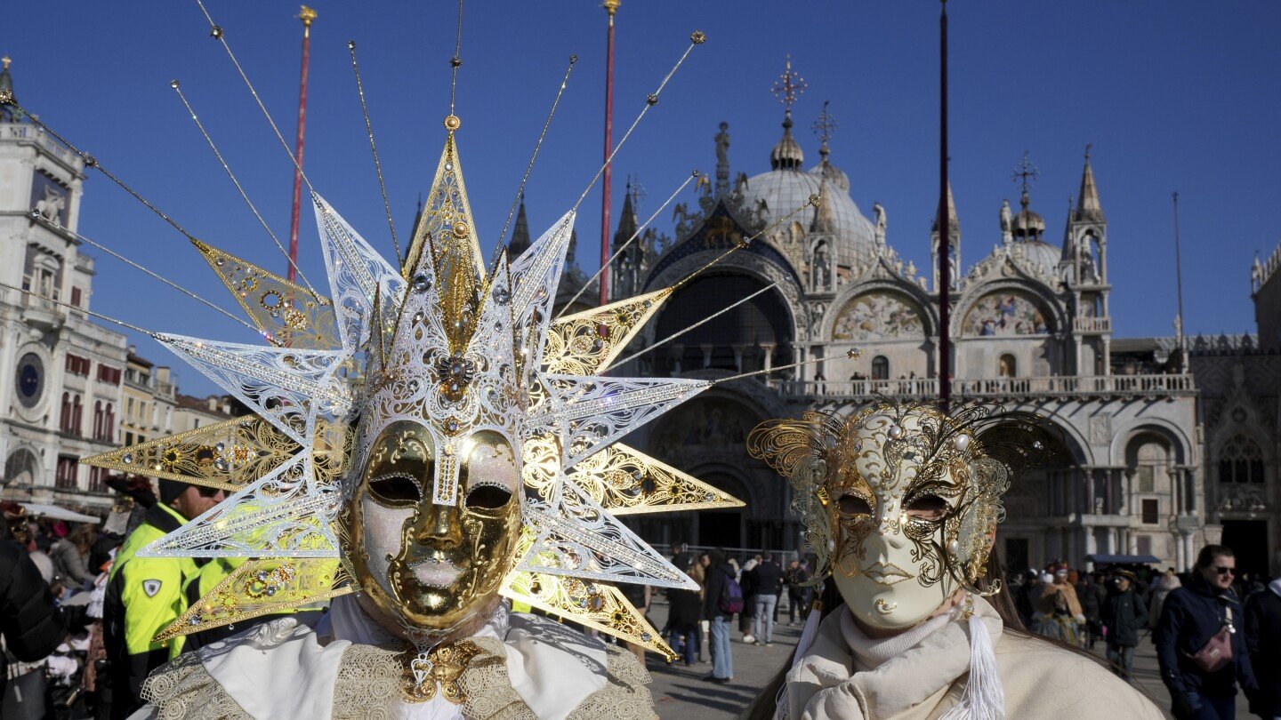 venice-carnival-opens-with-biodegradable-streamers-and-an-ode-to-famed-philanderer-casanova