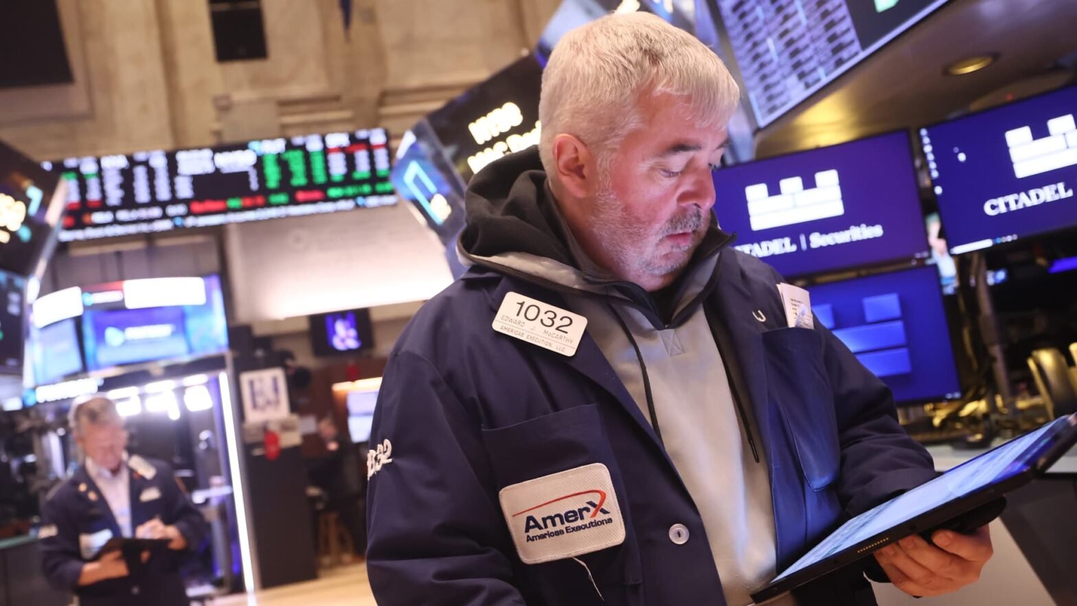 s&p-500-futures-inch-lower-after-index-notches-fresh-all-time-high-and-record-close:-live-updates