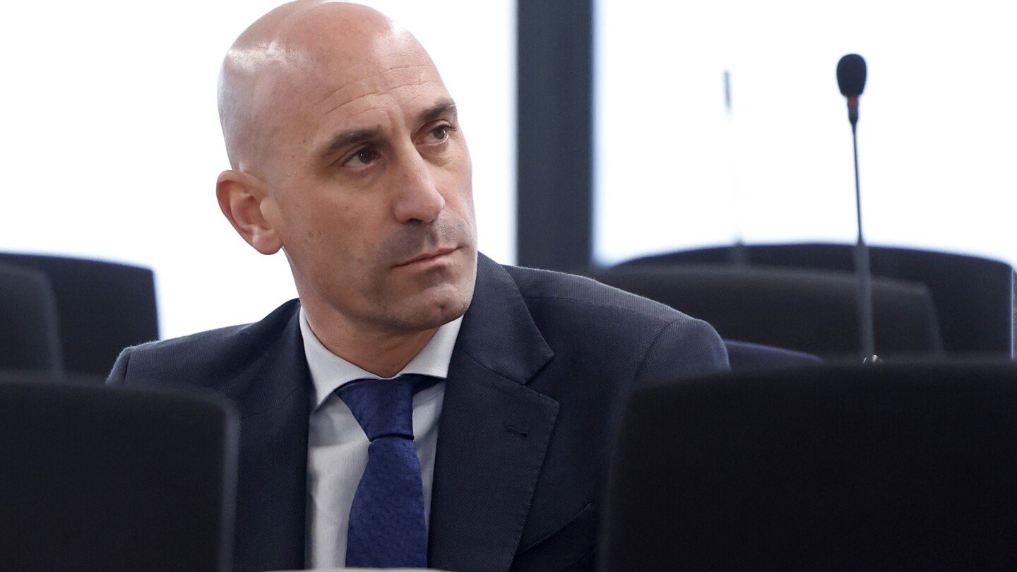 luis-rubiales,-multado-con-mas-de-10,000-euros-por-beso-no-consensuado-a-jenni-hermoso