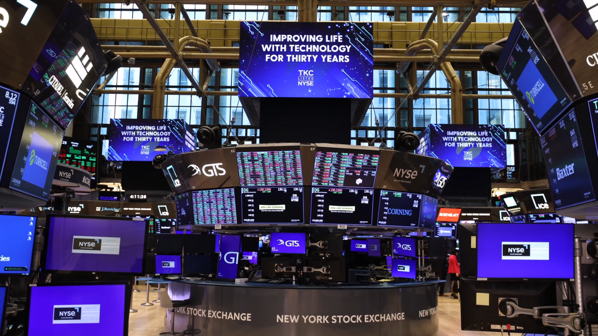 stock-market-today:-wall-street-retreats-from-its-record-as-walmart-slides