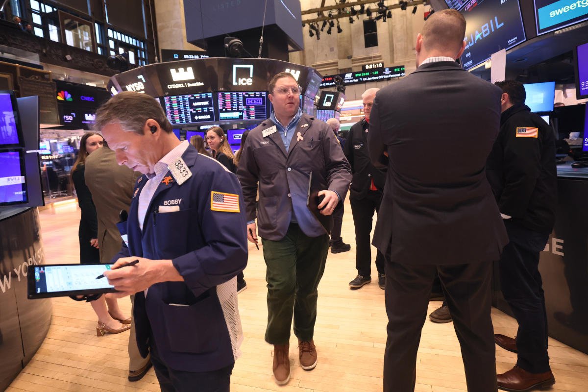 stock-market-today:-dow-slides-450-points,-s&p-500-retreats-from-record-as-walmart-gives-cautious-outlook