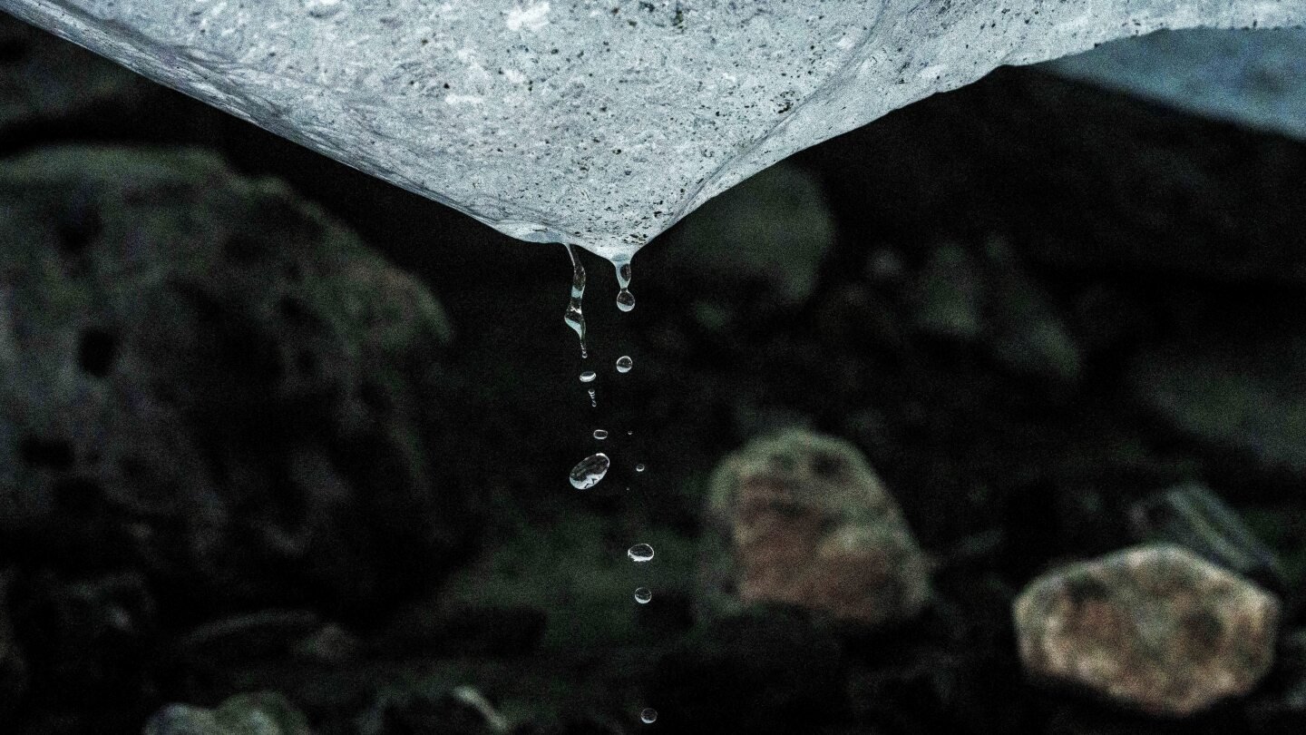 climate-change-is-shrinking-glaciers-faster-than-ever,-with-7-trillion-tons-lost-since-2000