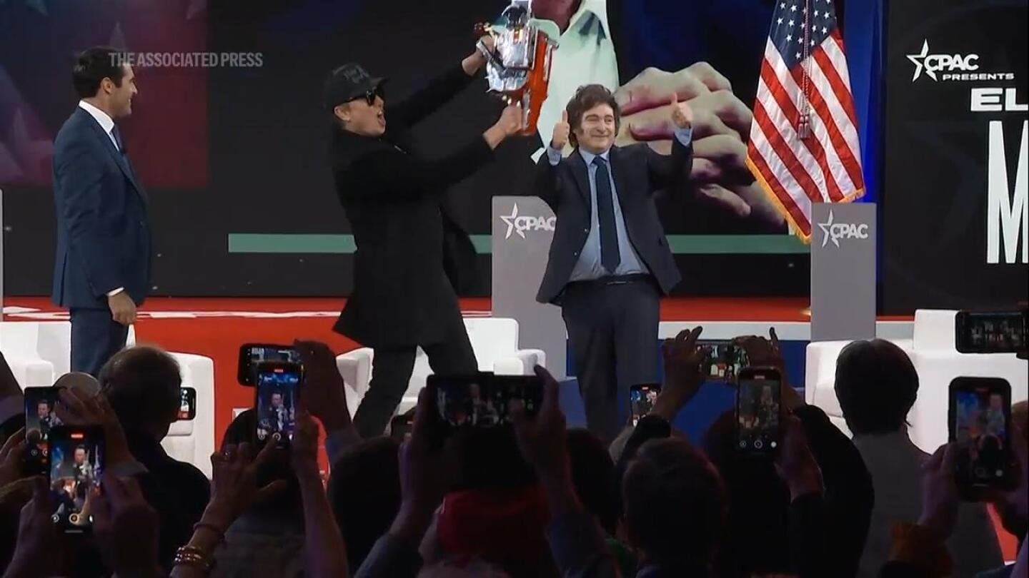 elon-musk-waves-chainsaw-on-stage-at-cpac