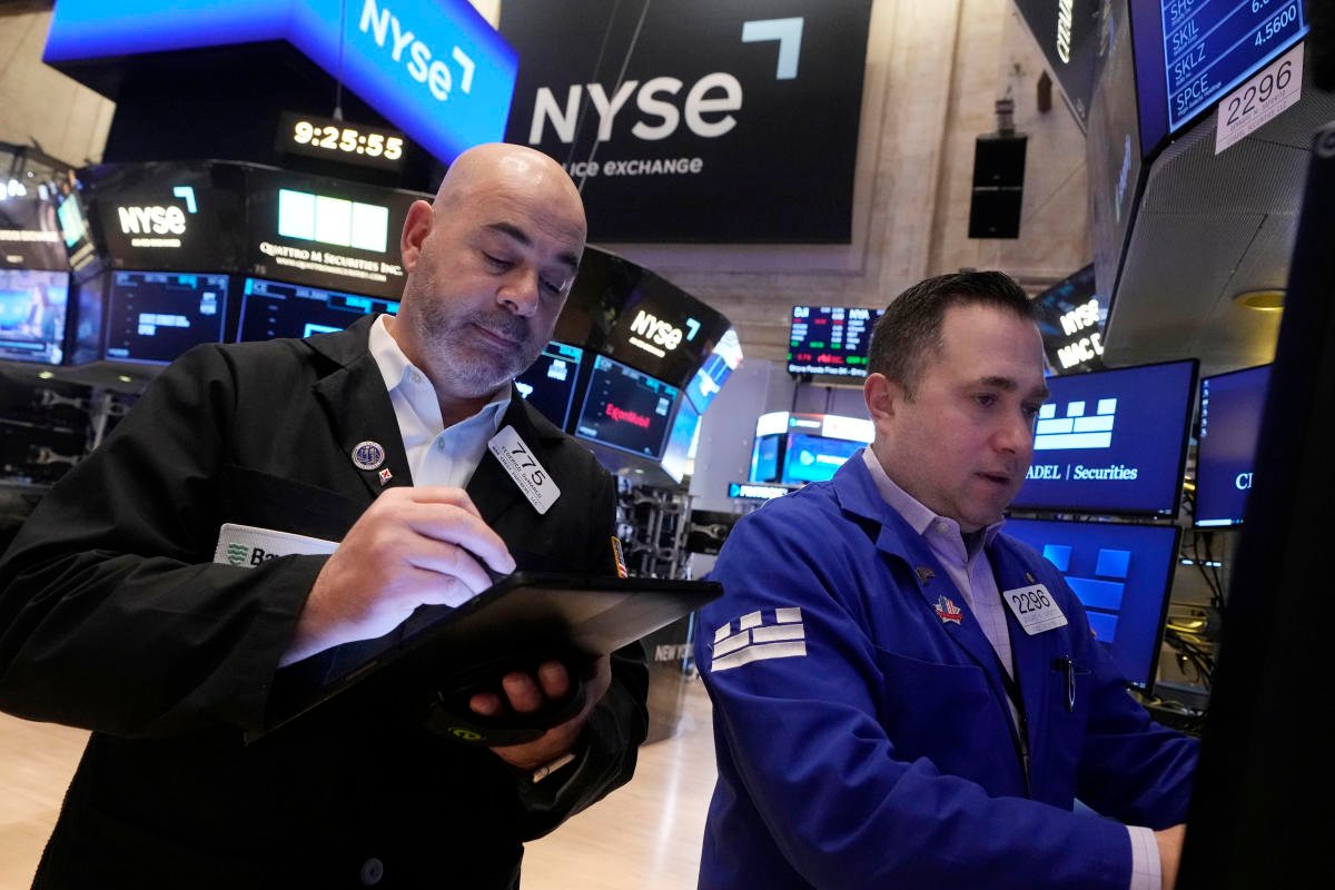stock-market-today:-dow,-s&p-500,-nasdaq-futures-hug-flatline-after-walmart-warning-sparks-slide