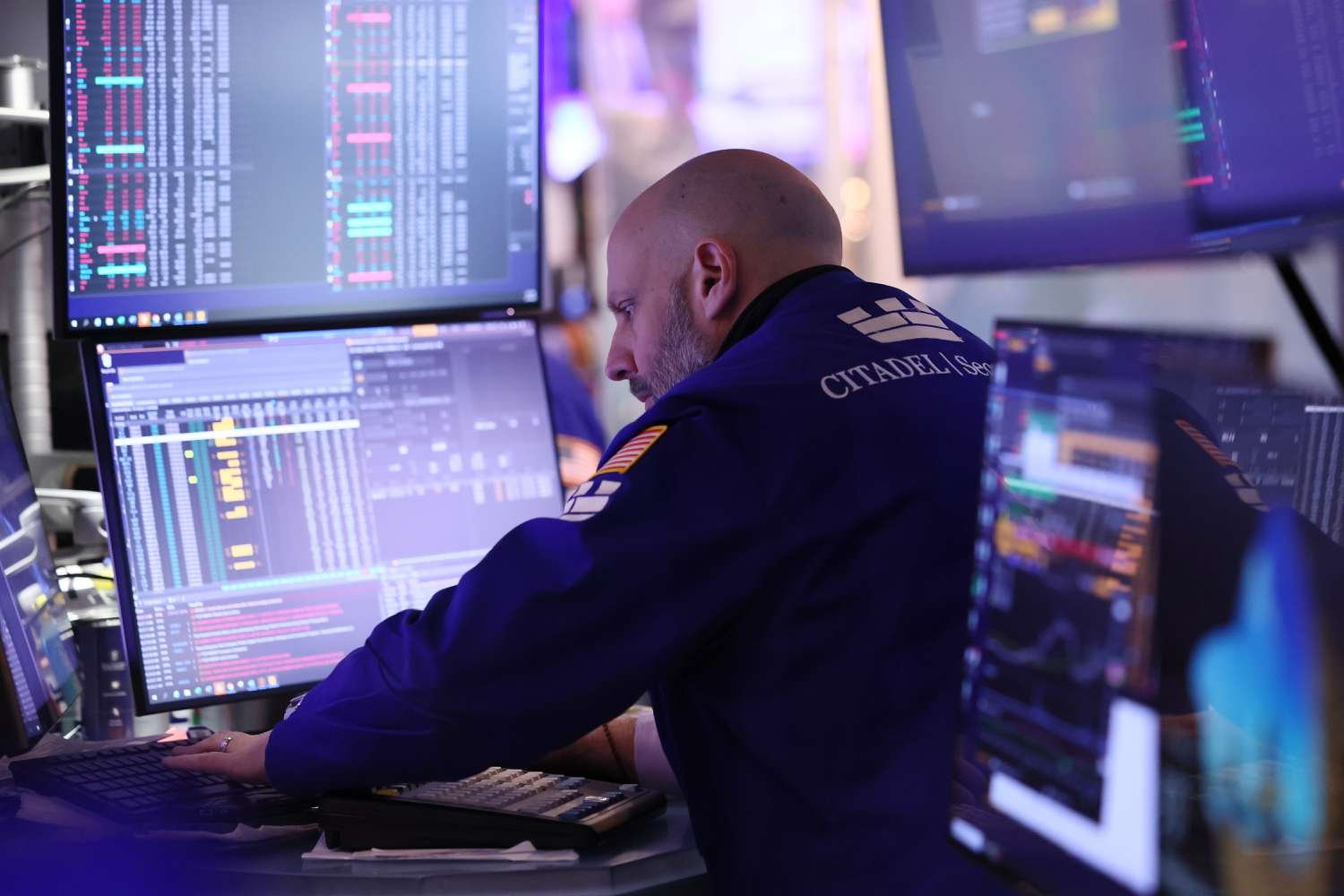 dow-jones-today:-stock-futures-slightly-lower-after-two-days-of-record-highs-for-s&p-500;-walmart-slips-after-earnings