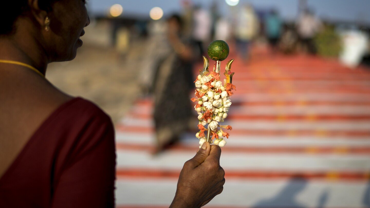 ap-photos:-pilgrims-make-offerings-to-hindu-deities-at-a-biennial-festival-in-southern-india