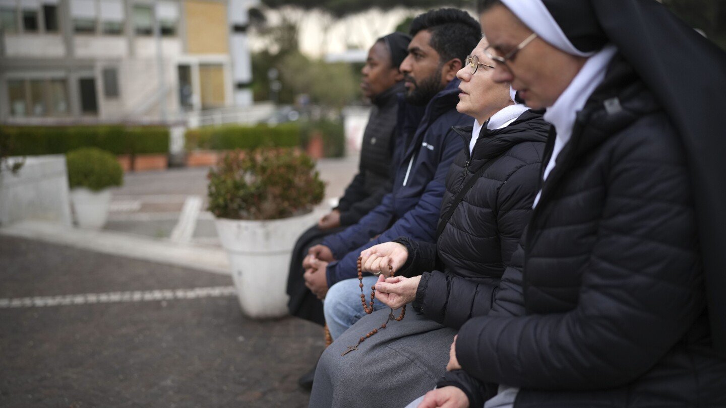 tras-una-semana-ingresado-por-una-neumonia,-surge-la-pregunta-de-si-el-papa-podria-renunciar