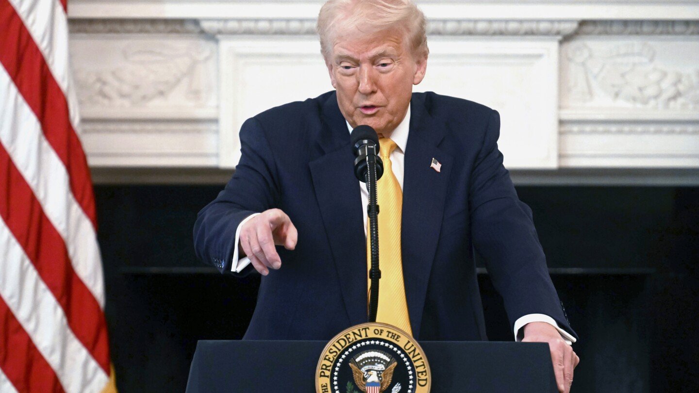 ap-demanda-a-3-funcionarios-del-gobierno-de-trump-por-negacion-de-acceso-a-eventos-del-presidente