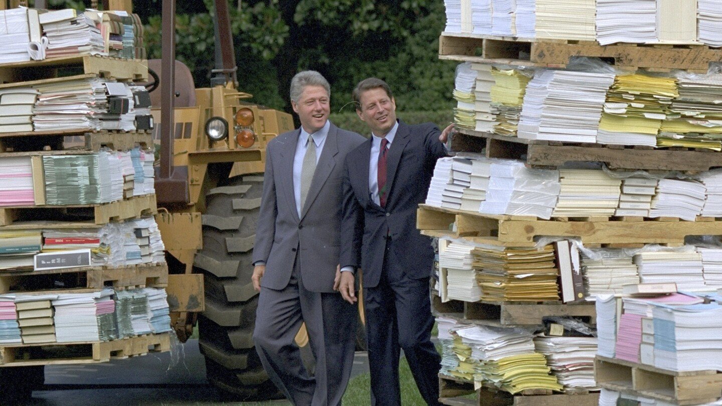 el-caotico-esfuerzo-de-musk-para-recortar-gastos-contrasta-con-el-que-hizo-clinton