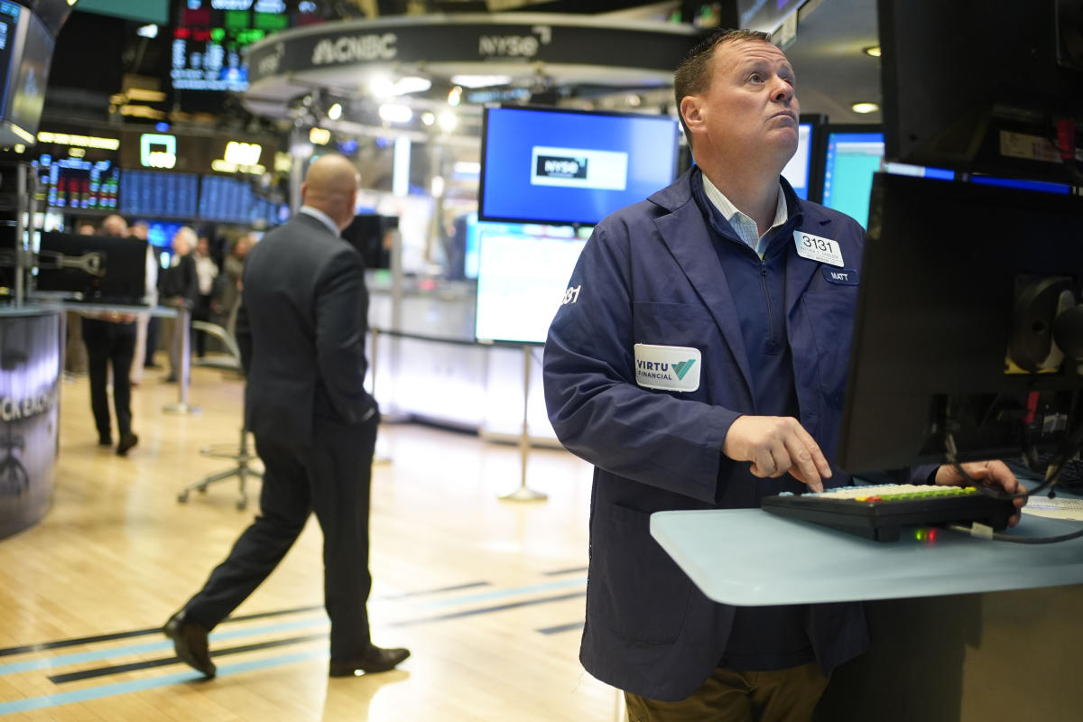 stock-market-today:-nasdaq,-s&p-500-head-for-third-loss-in-a-row-as-nvidia-and-microsoft-slip
