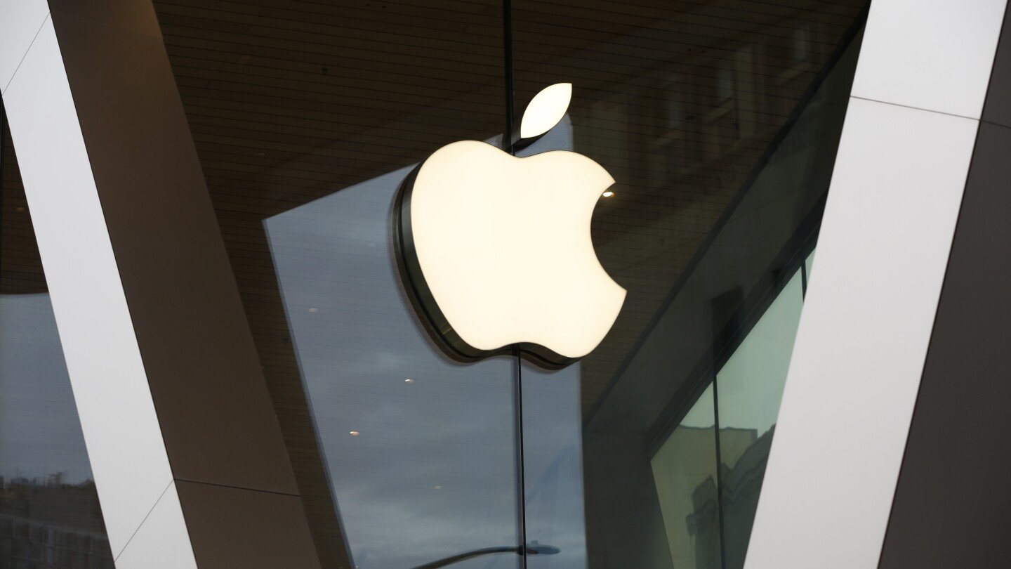 apple-announces-$500-billion-investment-in-us-amid-tariff-threats-that-could-affect-the-iphone