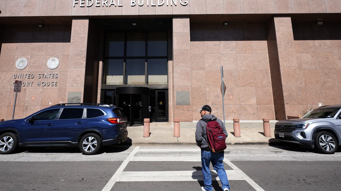 federal-workers-return-to-offices-amid-threat-from-elon-musk