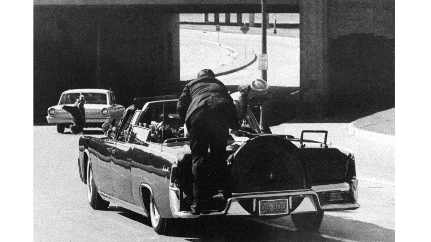 clint-hill,-agente-del-servicio-secreto-que-salto-al-auto-de-jfk-tras-atentado,-muere-a-los-93-anos