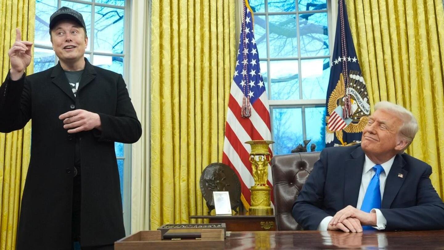 trump-backs-musk-as-he-roils-the-federal-workforce-with-demands-and-threats