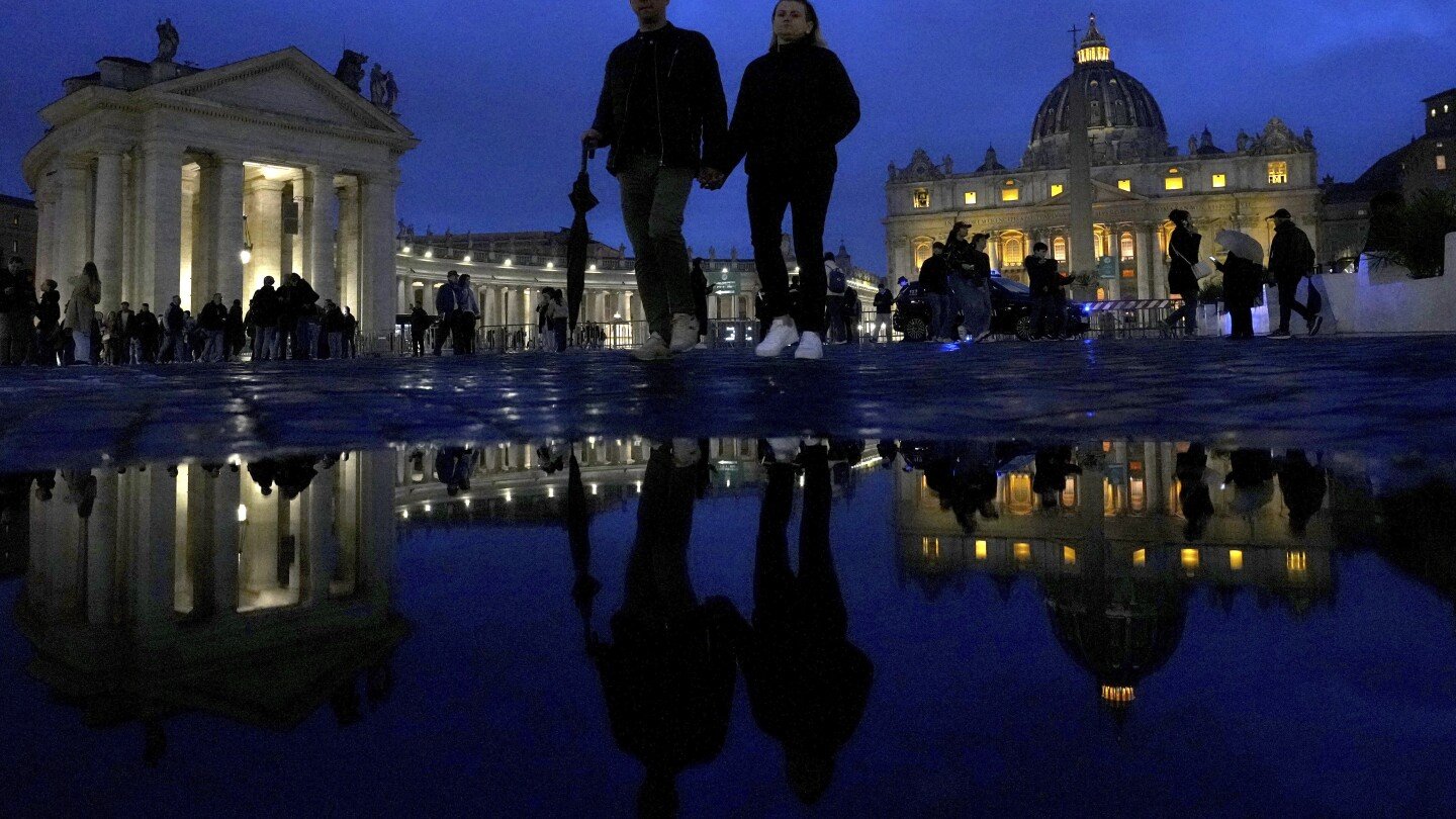 thousands-gather-outside-the-vatican-to-pray-for-pope-francis’-health