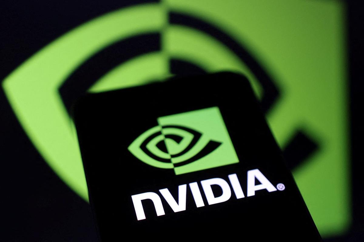 nvidia-stock-drops-ahead-of-earnings-as-investors-weigh-potential-trump-export-rules,-blackwell-delays