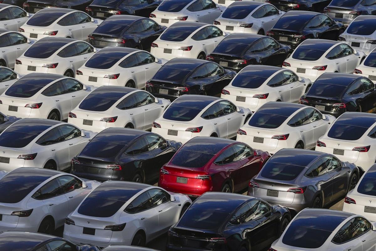 big-tech-enters-correction-with-$1.6-trillion-zapped-since-peak